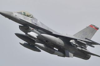 Lasery třikrát oslnily piloty F-16 u americké základny v Německu - Novinky